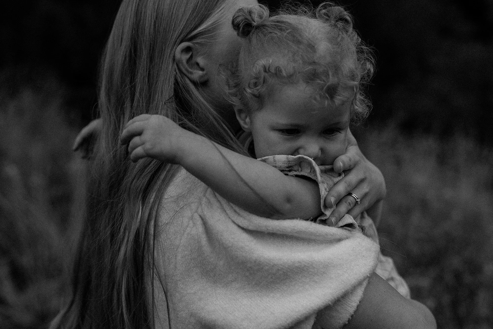 Äidin kanssa kuvissa luonnossa