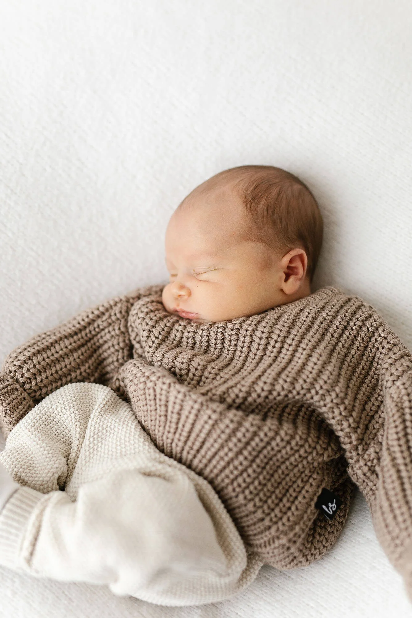 Newborn kuvaus Oulu - vauva tulovaatteilla