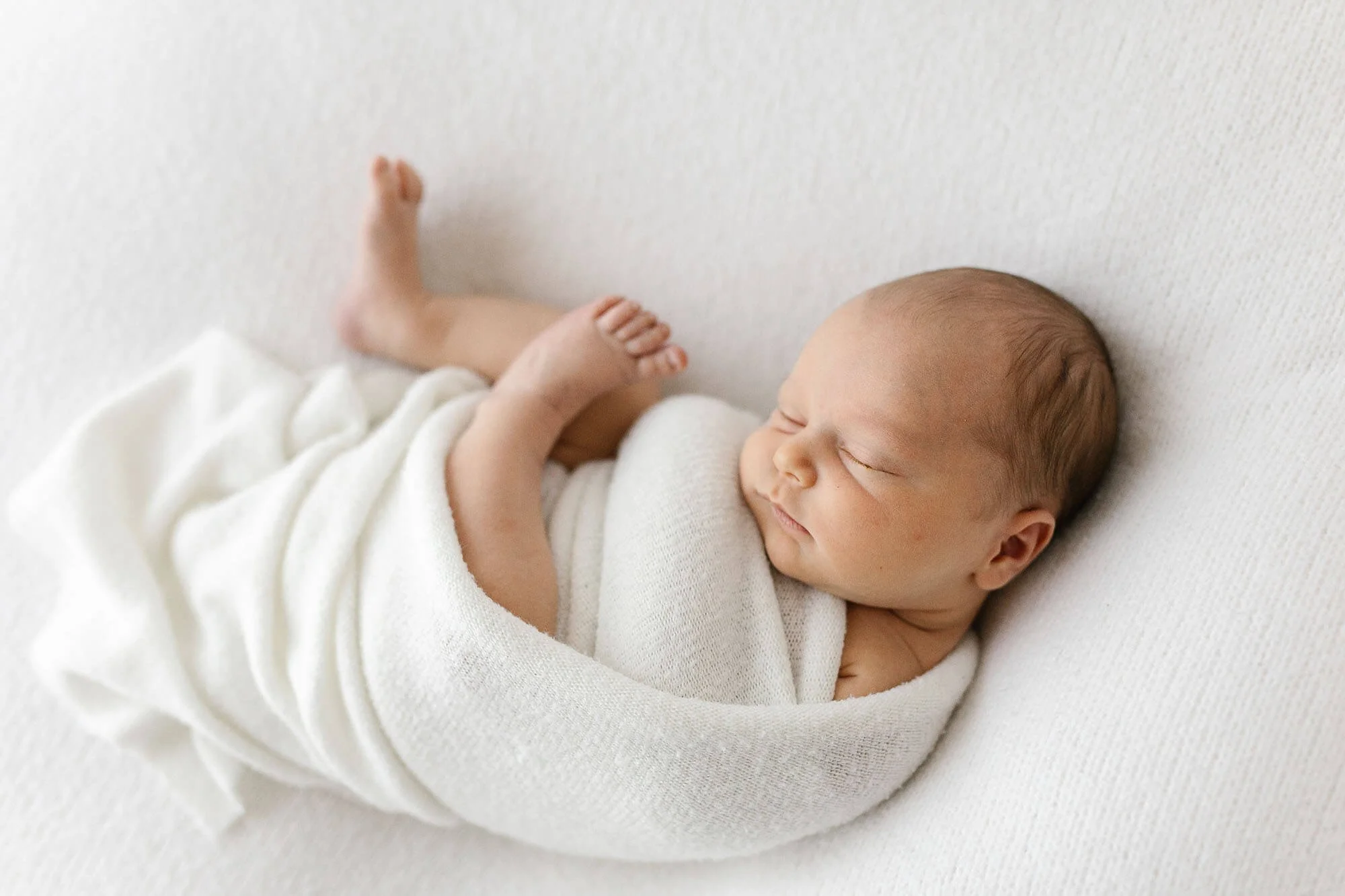 Newborn kuvaus kotona Oulu - Lempeästi vauvaa kapaloituna