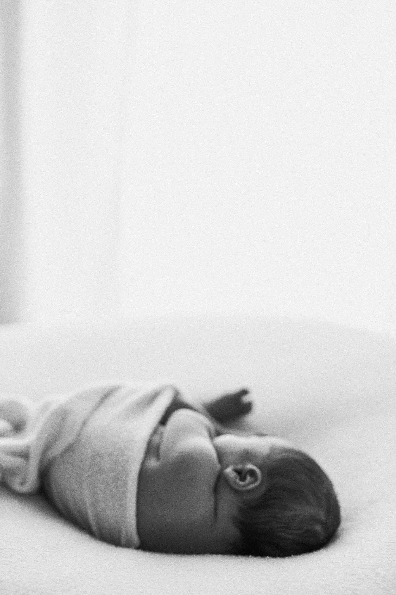 Newborn kuvaaja Kempele - vauva lepää alustalla