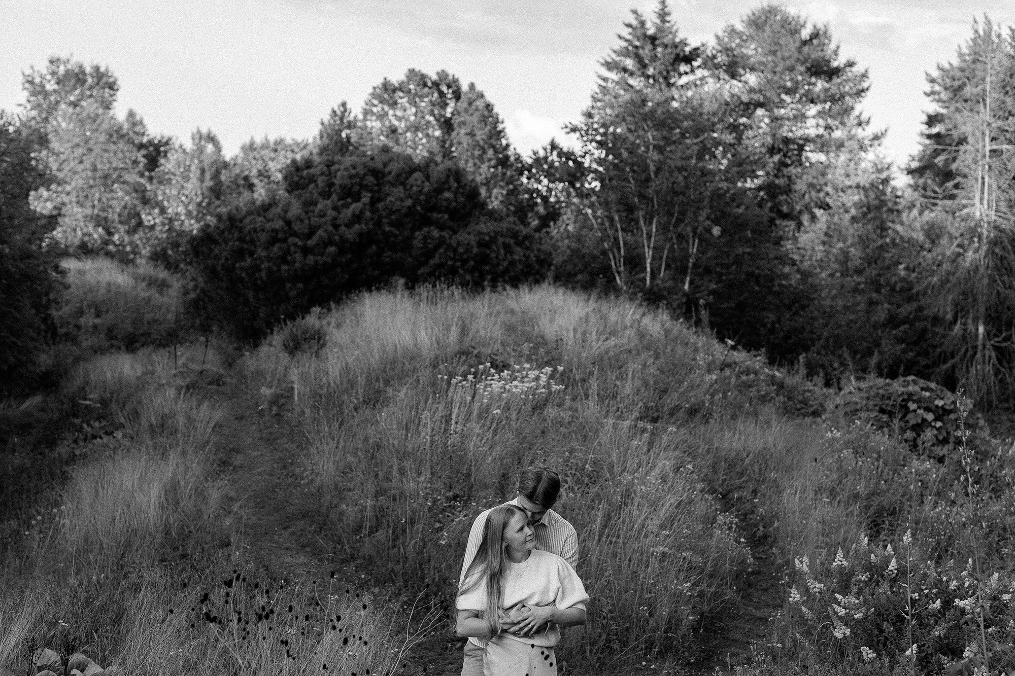 Pariskuntakuvaus Oulussa luonnon keskellä puistossa