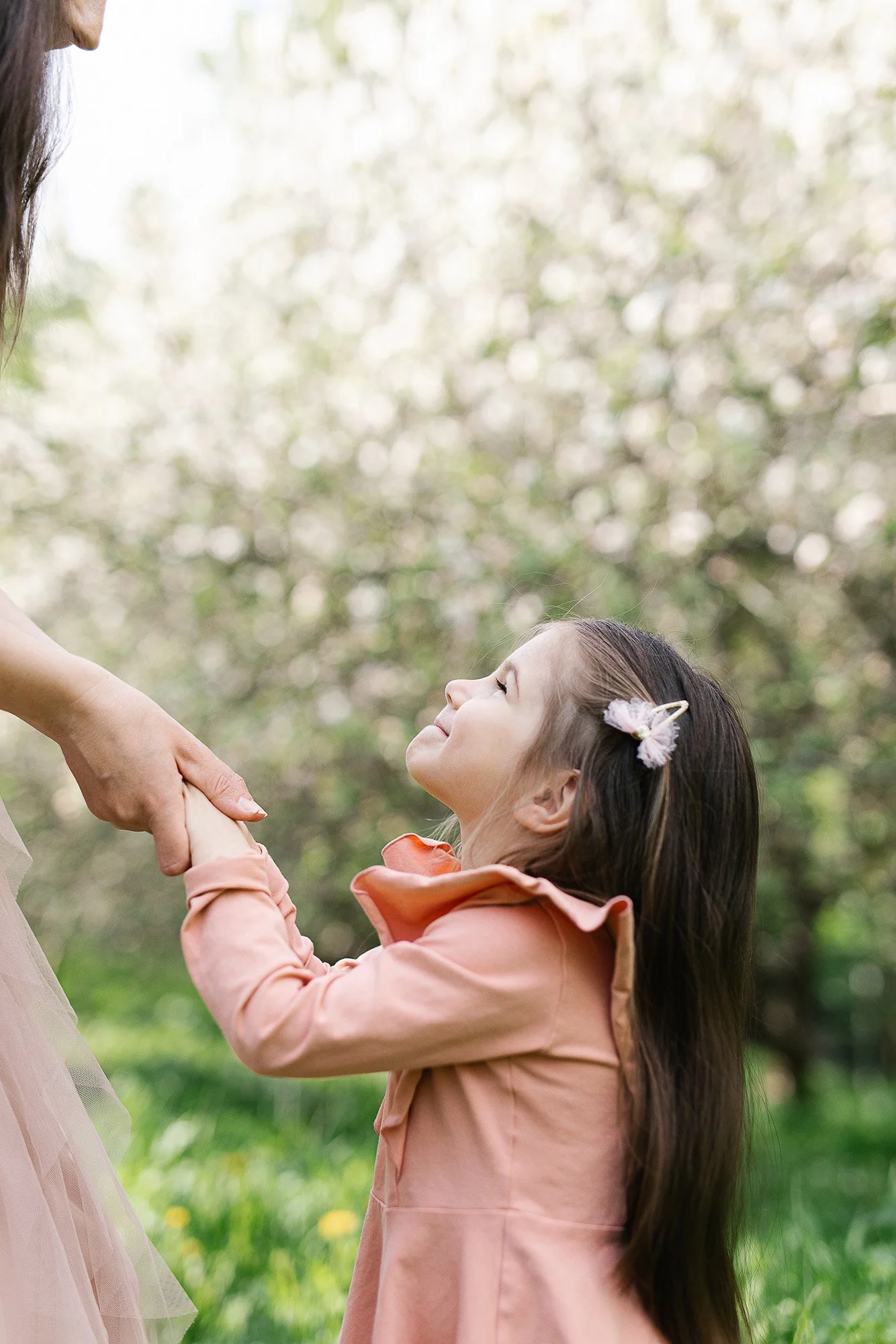 Perheen kuvaus Oulussa puistoissa