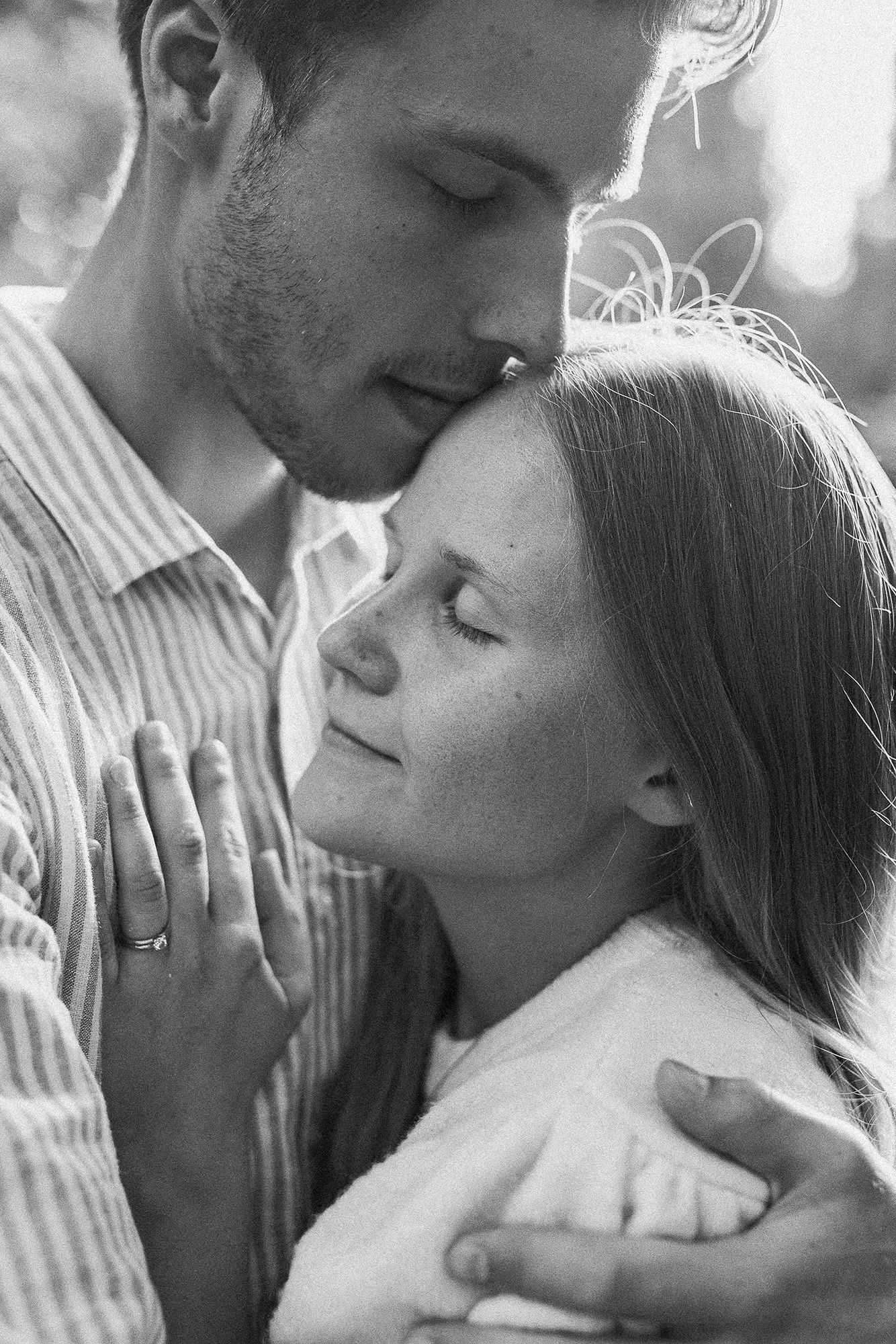 Pariskuntakuvaus Oulussa puistossa