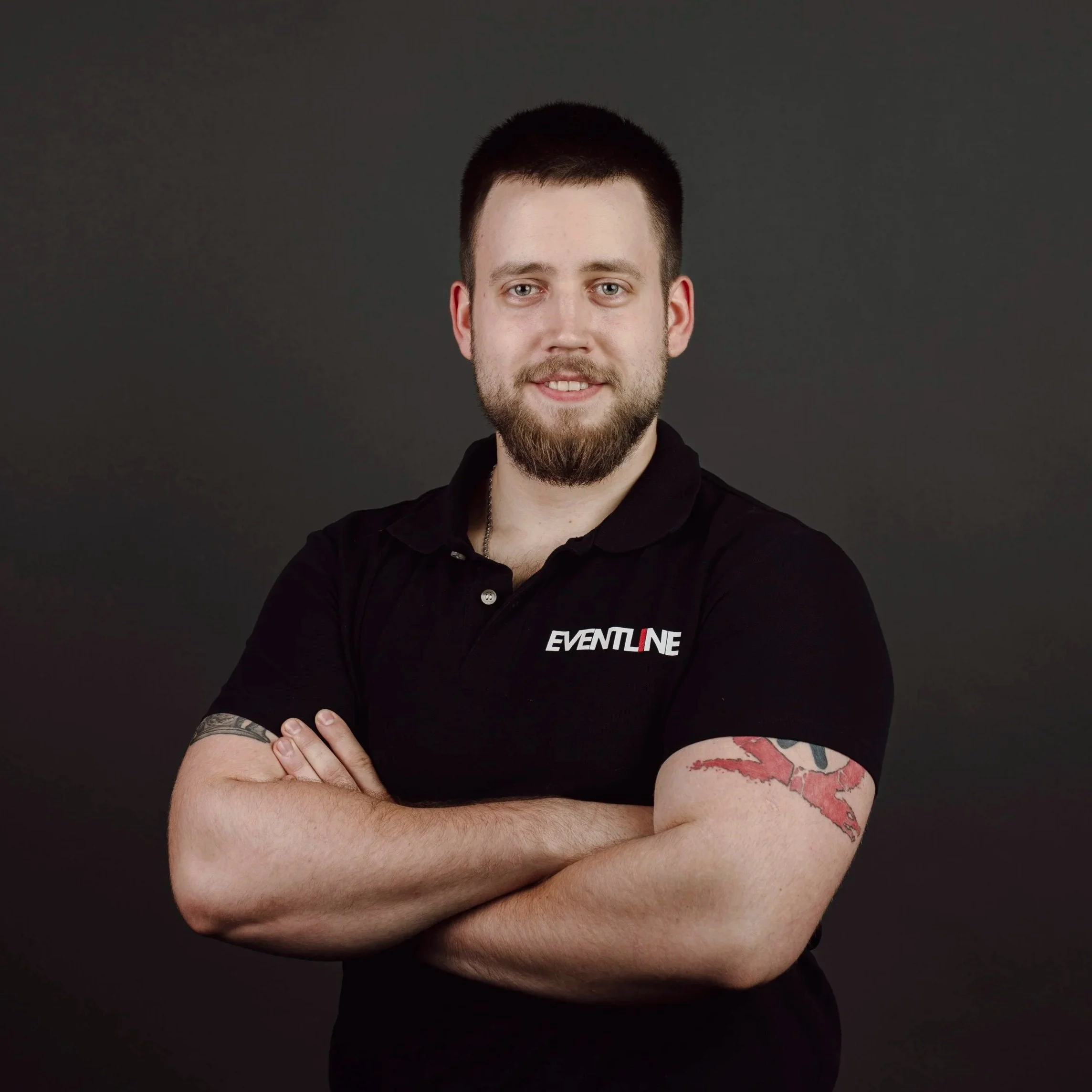 Dieses Bild ist ein graues Symbol eines Profils mit einem weißen Kreis für das Gesicht und einem weißen Halbkreis für den Oberkörper, typisch für einen Avatar oder Profilbild.