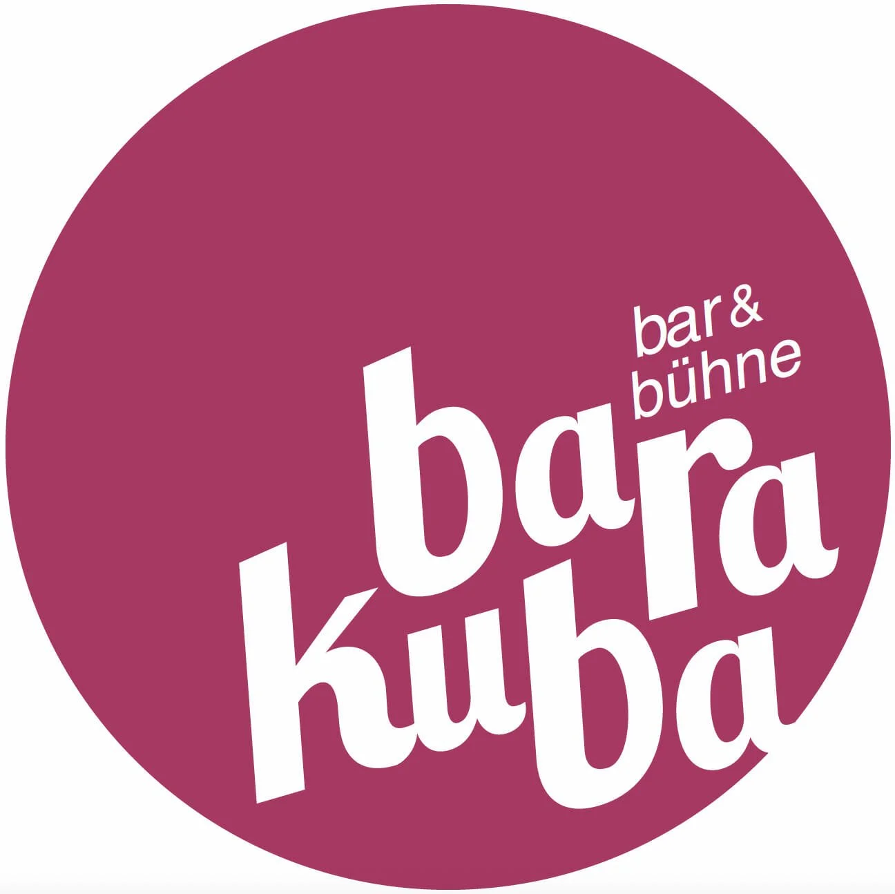 Rundes Logo mit dunkelrotem Hintergrund und weißen Worten: "bar & bühne" und "bara kuba" in unterschiedlichen Schriftgrößen und -arten.