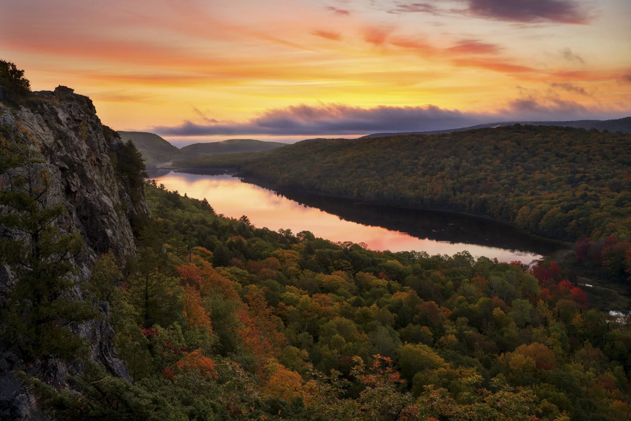 Pastel-Sunrise-Lake-of-The-Clouds-Fall-Colors.jpg