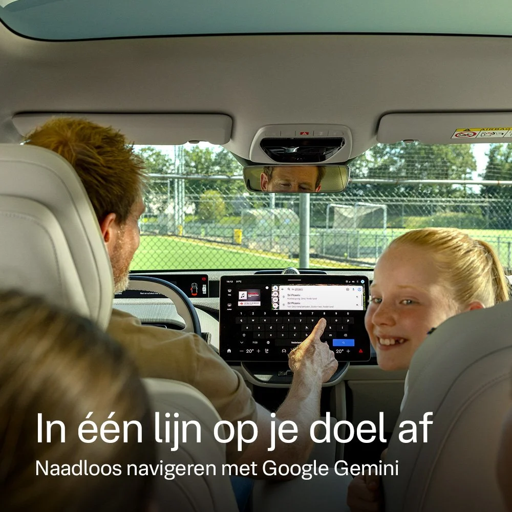 Een gezin in de auto die navigeert met Google Gemini op het touchscreen.