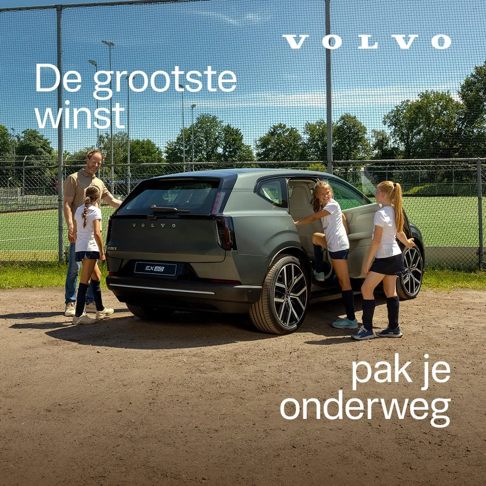 Een gesleept Volvo EX90 in een sportveld met kinderen en een volwassene die erin stappen en uitstappen, met tekst in het beeld dat zegt "De grootste winst pak je onderweg."