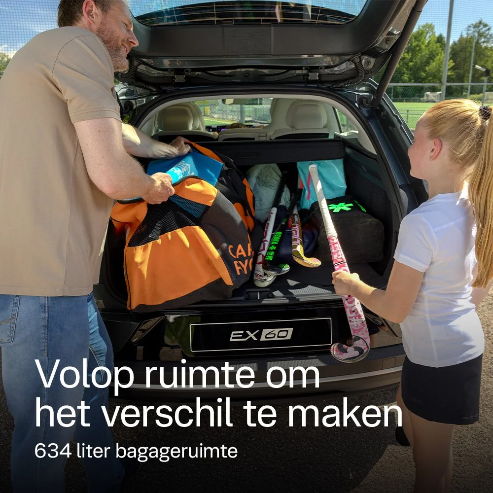 Een man en een meisje op een parkeerplaats naast een auto laden hockeyuitrusting in de kofferbak. De man legt sportartikelen en sporttassen in de auto, terwijl het meisje met een hockeystick in haar handen staat.