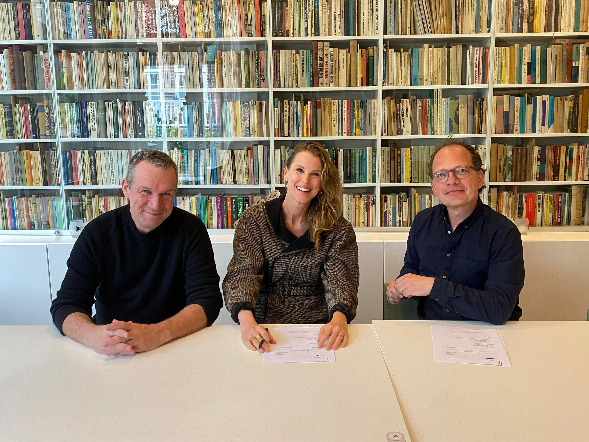 Op 14 juni 2024 tekende Jojanneke van den Berge een contract voor haar debuutroman bij Thomas Rap.