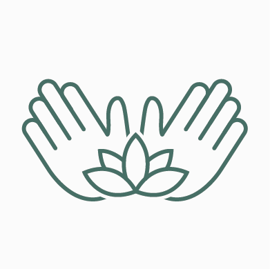 Zwei Hände, die eine Lotusblume umarmen, als Symbol für Pflege und Heilung.