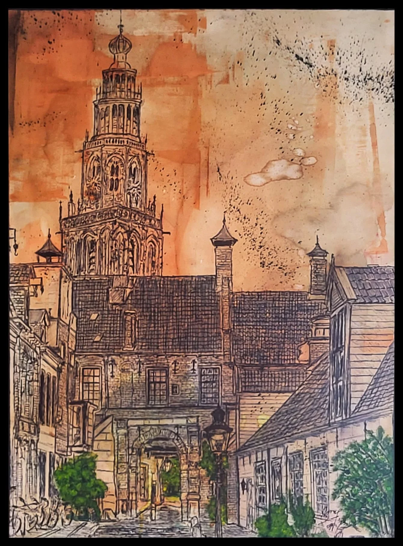 tekening van een middeleeuws stadsplein met slanke toren en historische gebouwen, met bomen en lantaarnpalen op de voorgrond