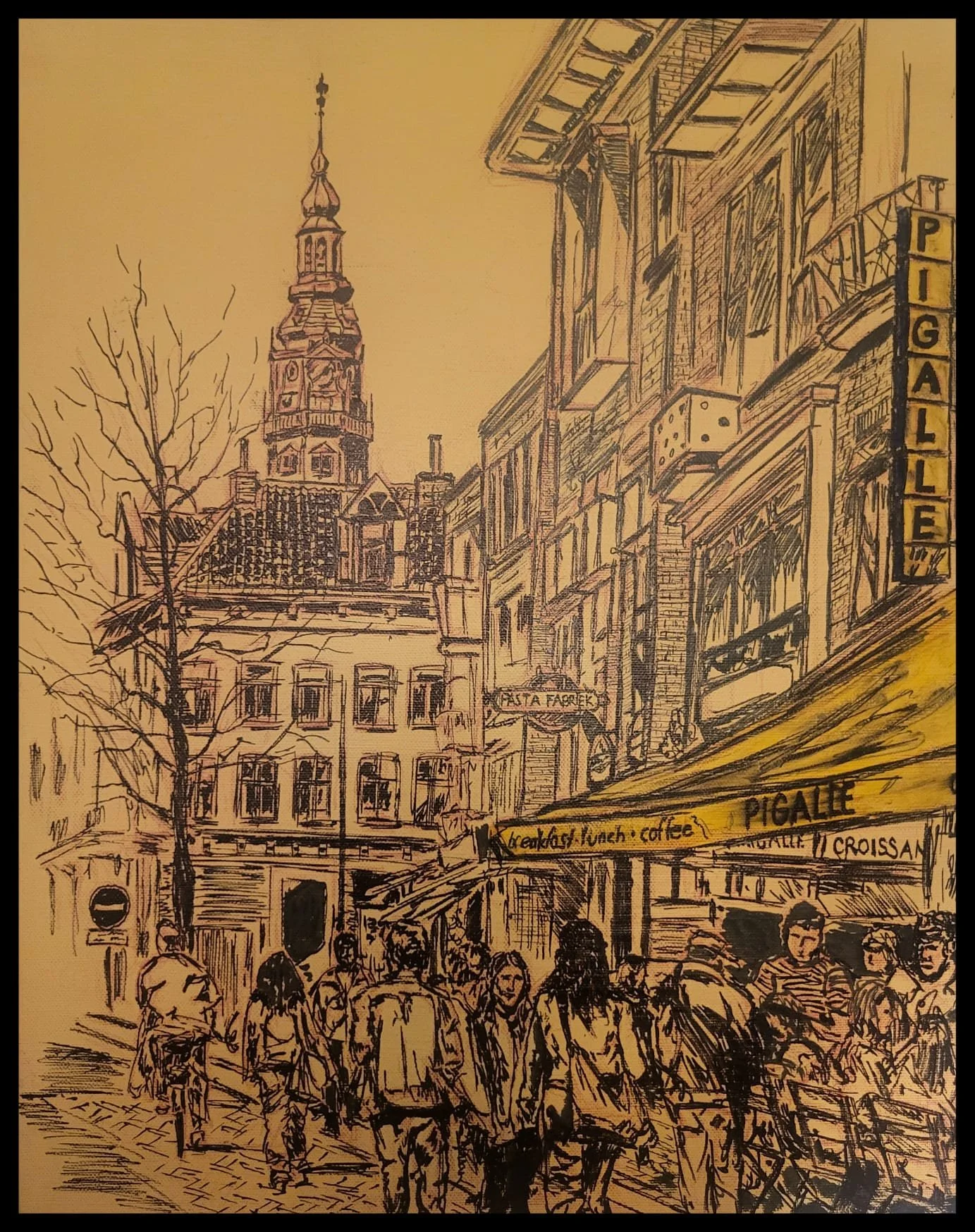 Een schets van een drukke street scene in een Europese stad met een kerktoren op de achtergrond en winkelstraten met cafés en restaurants, veel mensen op straat.