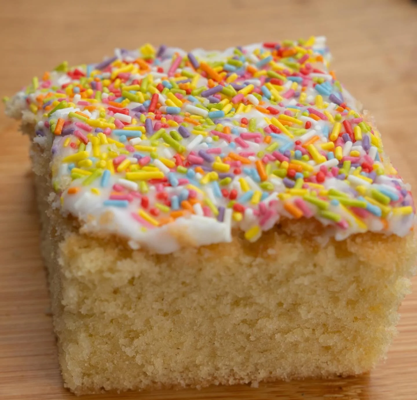 Nice to try out this old school sprinkle cake and tastes so good.

#homebaker #homebakery #kenwoodkmix #sprinklecake #traybake