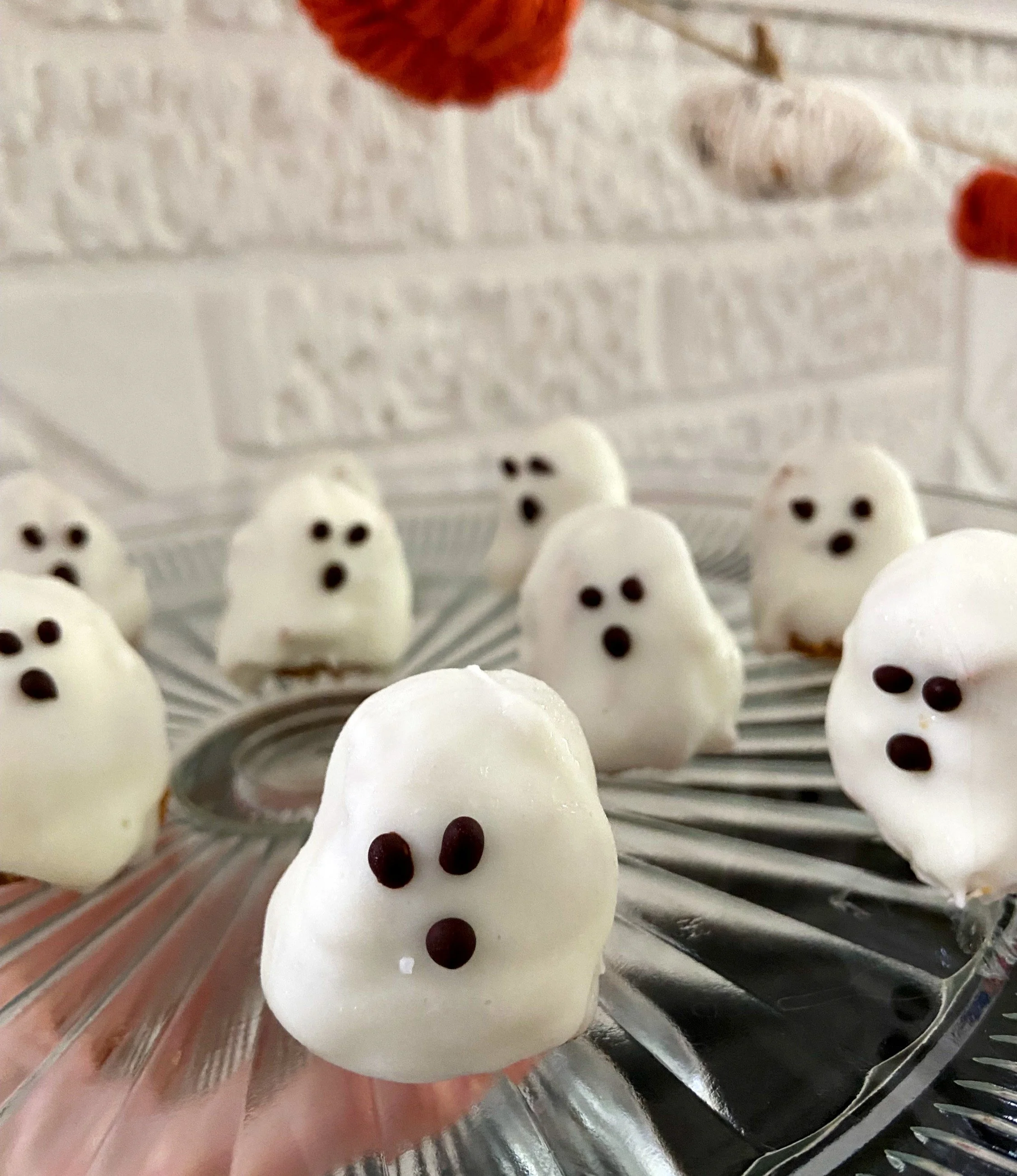 no-bake pumpkin chocolate cheesecake ghosts