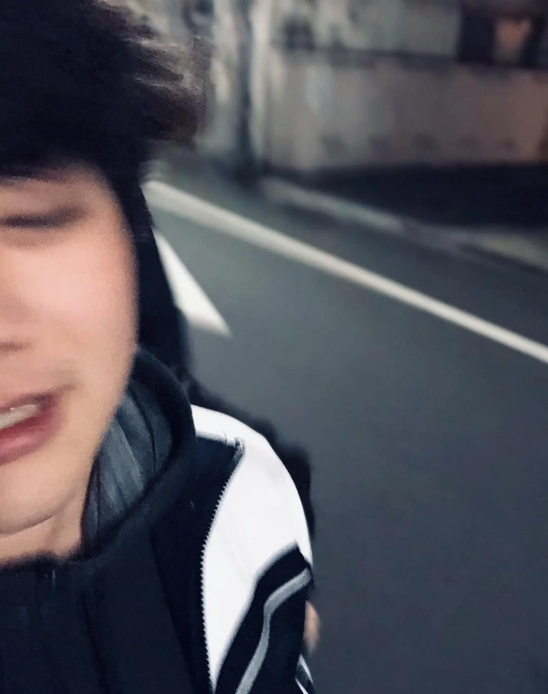 道路を走る車の中で若い男性が写真を撮る途中の様子