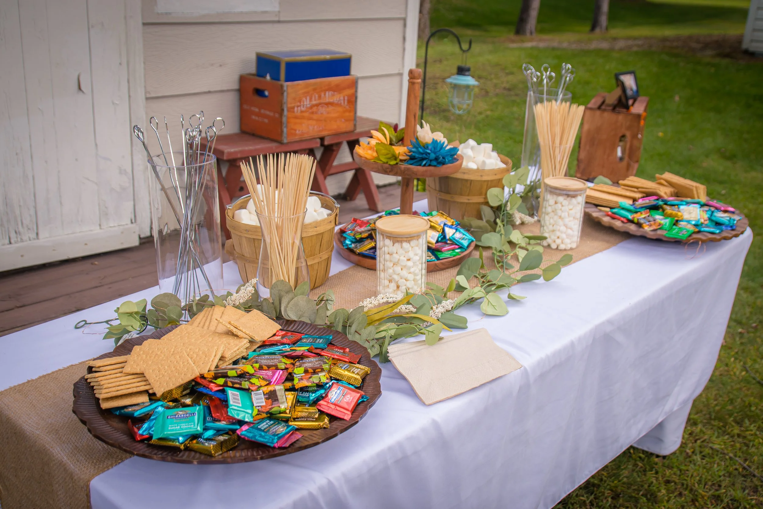 Snaks & s'mores station