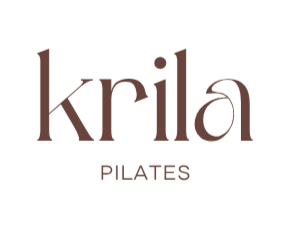 Logo mit dem Text 'krila PILATES' in braunen Buchstaben