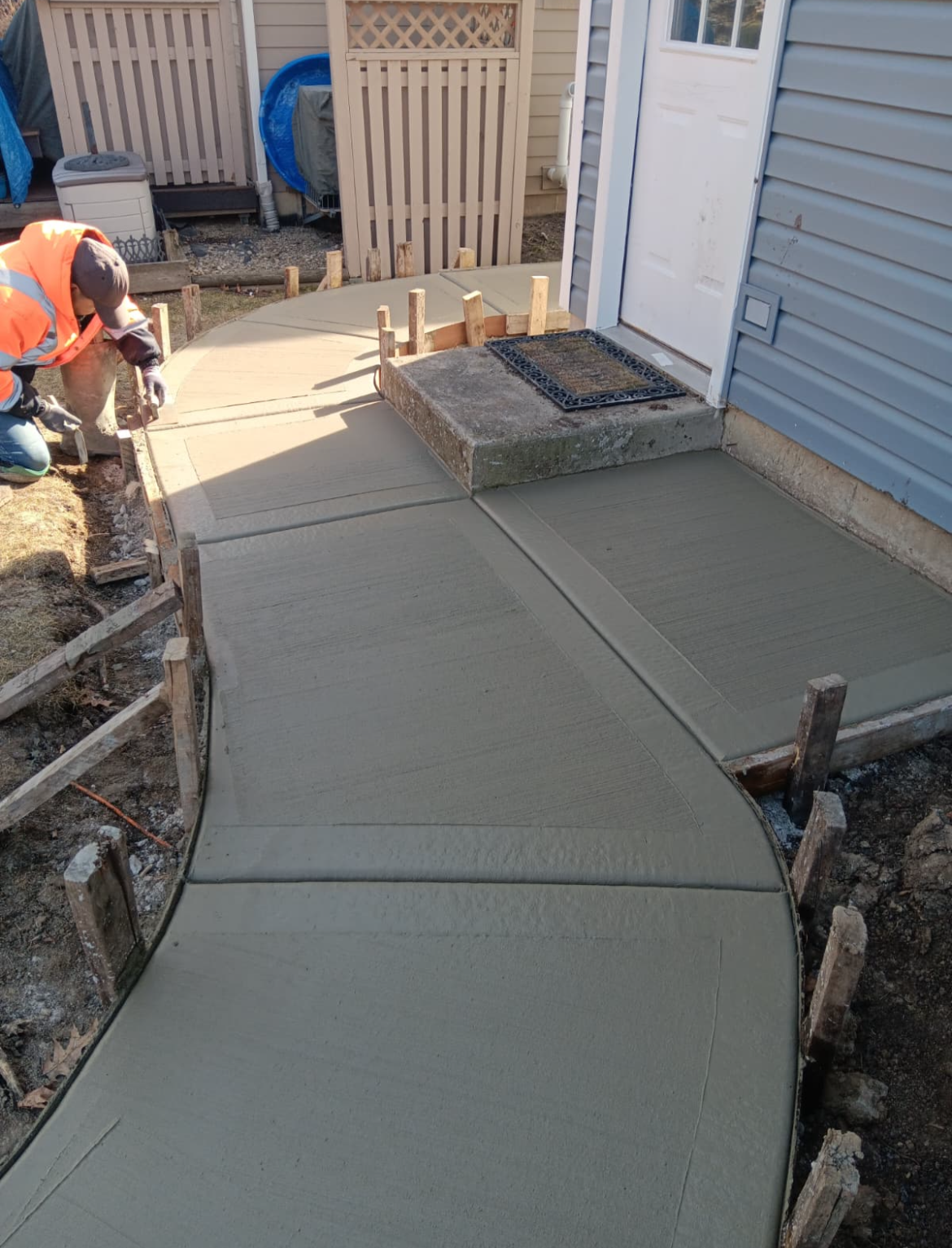 Concrete sidewalk installation in Elgin, IL with clean and safe finish