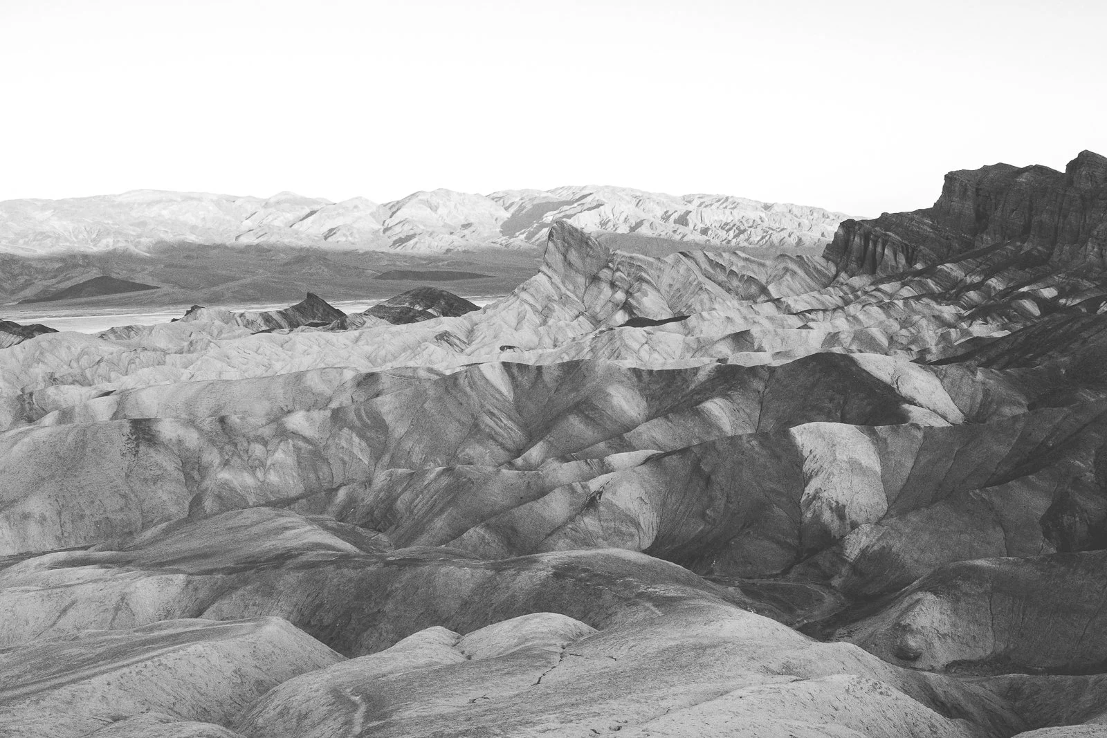 Paysage désertique avec des montagnes rocheuses en noir et blanc.