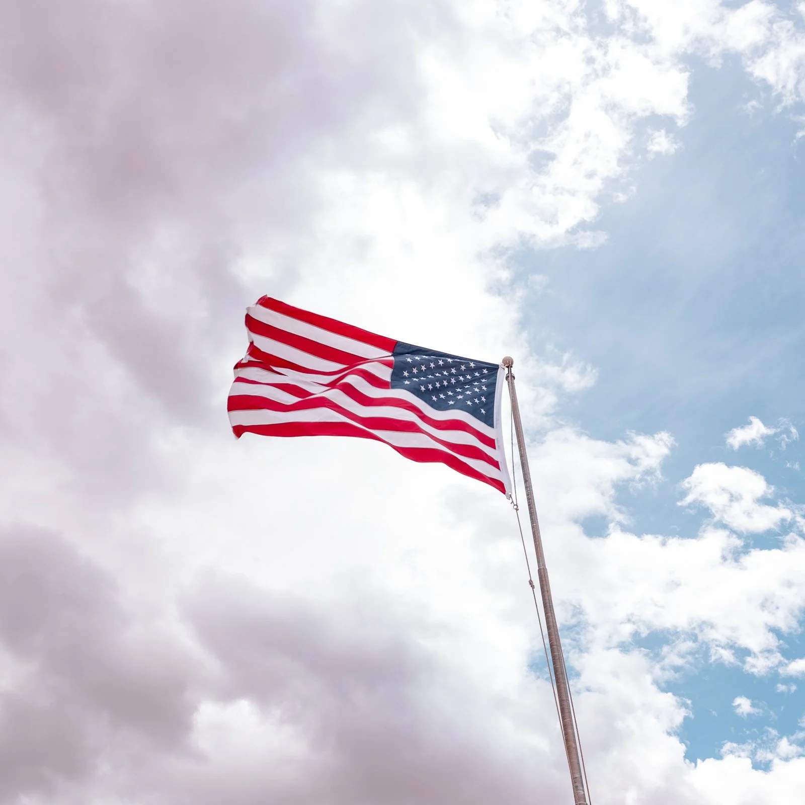 Drapeau américain flottant dans le ciel avec des nuages.