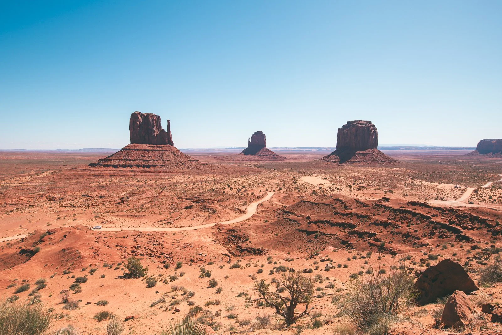 Paysage désertique avec trois formations rocheuses monument val des moons dans le sud-ouest des États-Unis.