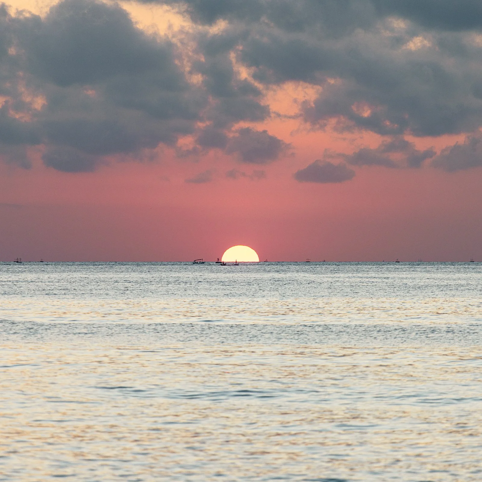 Coucher de soleil sur la mer avec des nuages dans le ciel