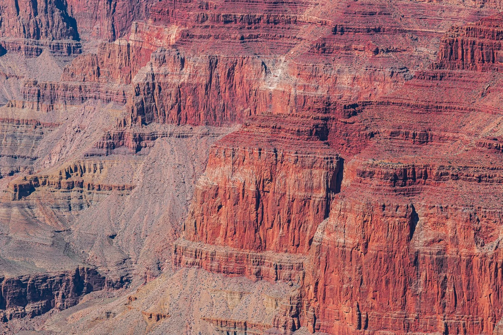 Canyons et falaises de couleurs rouge, orange et beige du Grand Canyon.
