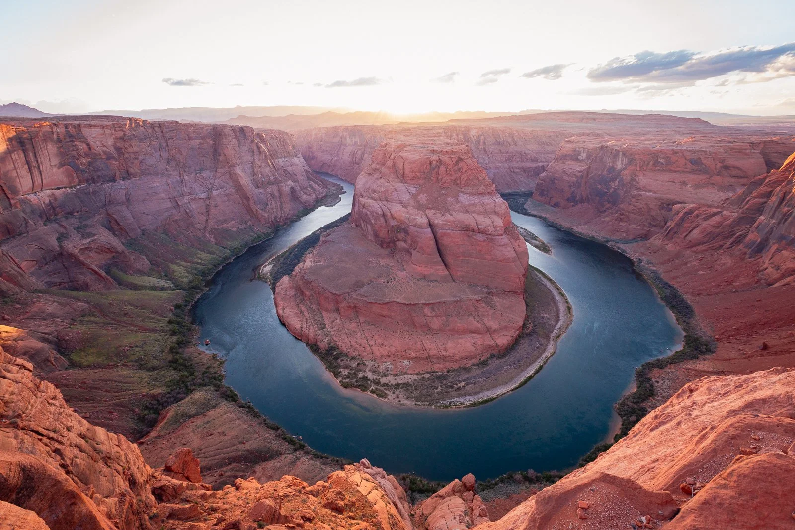 Vue du Grand Canyon avec la rivière Colorado serpentant à travers la gorge, au coucher du soleil.