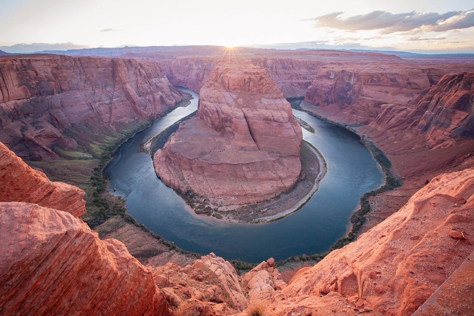 Canyon du Mississippi avec le fleuve Mississippi serpentant autour d'une formation rocheuse.