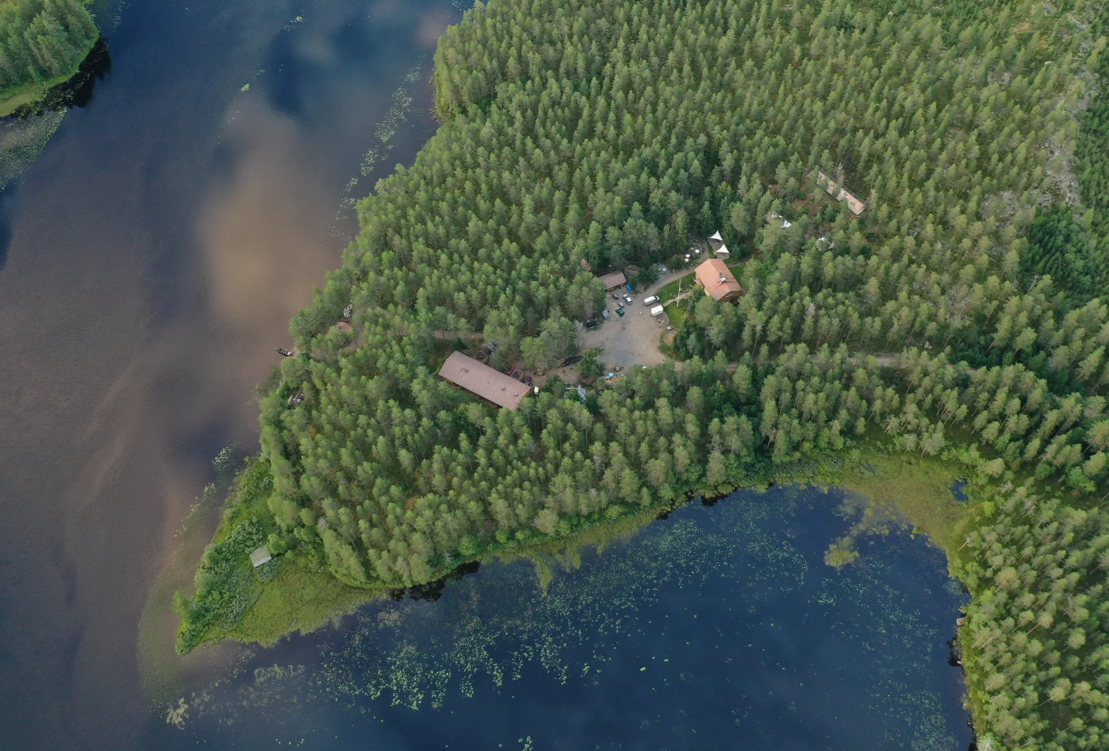 Ilmakuva Kokkojärven majoitusalueesta Pohjois-Karjalan luonnossa.