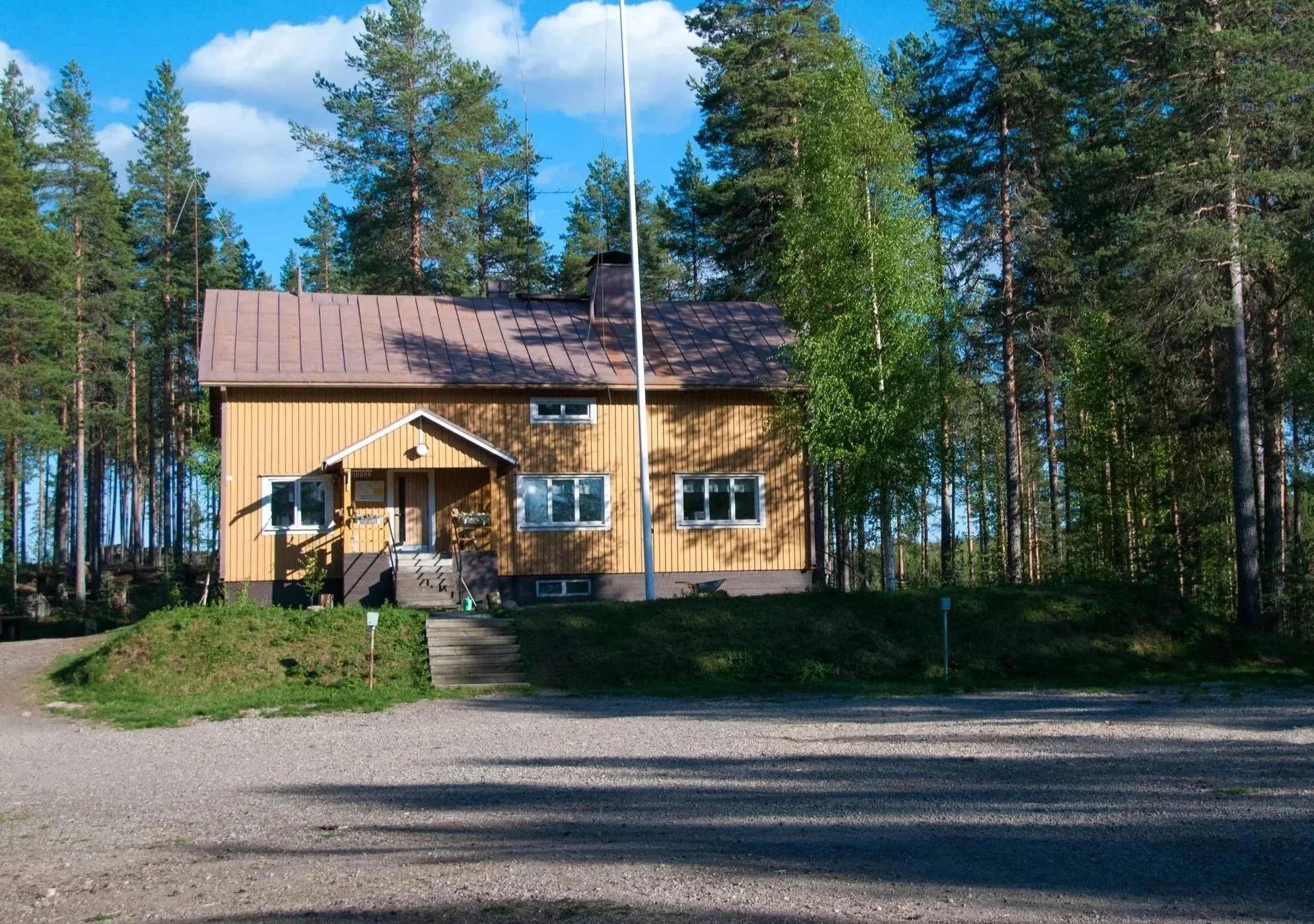 Kokkojärven päärakennus, entinen rajavartioasema metsän ja järven lähellä Pohjois-Karjalassa