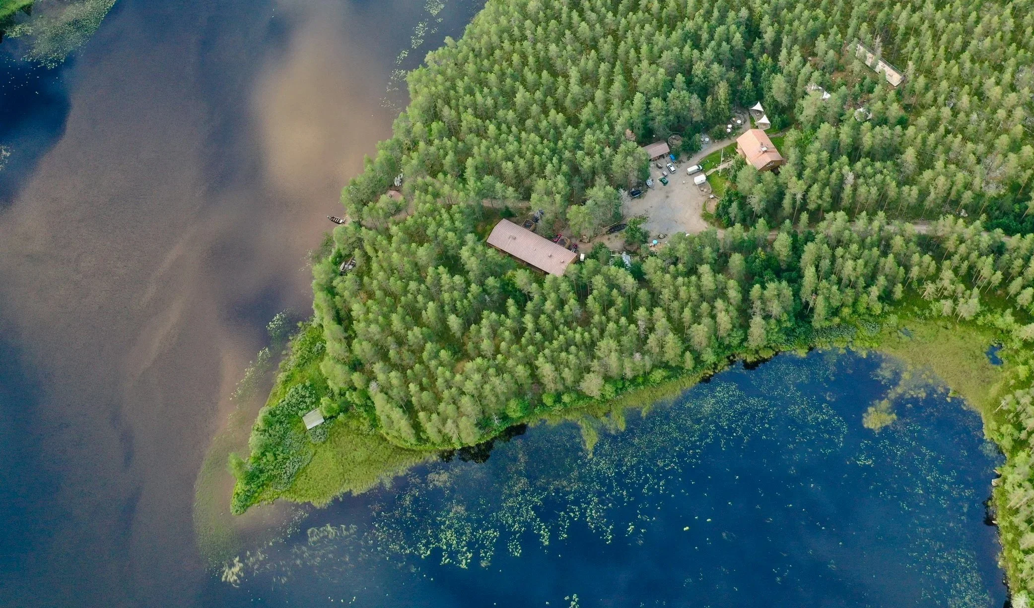 Ilmakuva Kokkojärven alueesta, metsää ja järvimaisemaa rakennuksineen Pohjois-Karjalassa