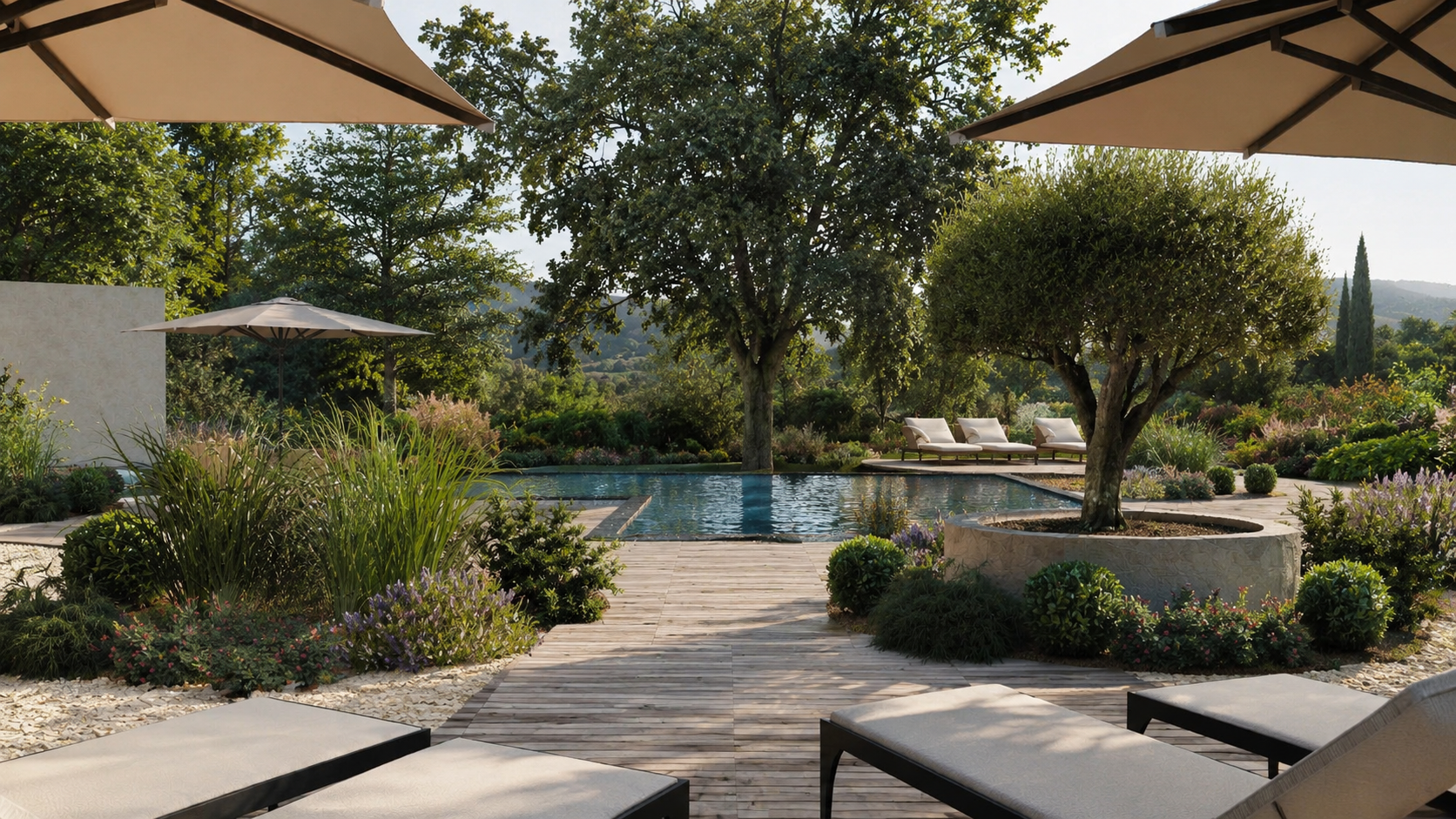Zona prendisole con lettini e ombrelloni, piscina centrale con alberi e fiori circostanti, paesaggio di campagna toscana con colline sullo sfondo.