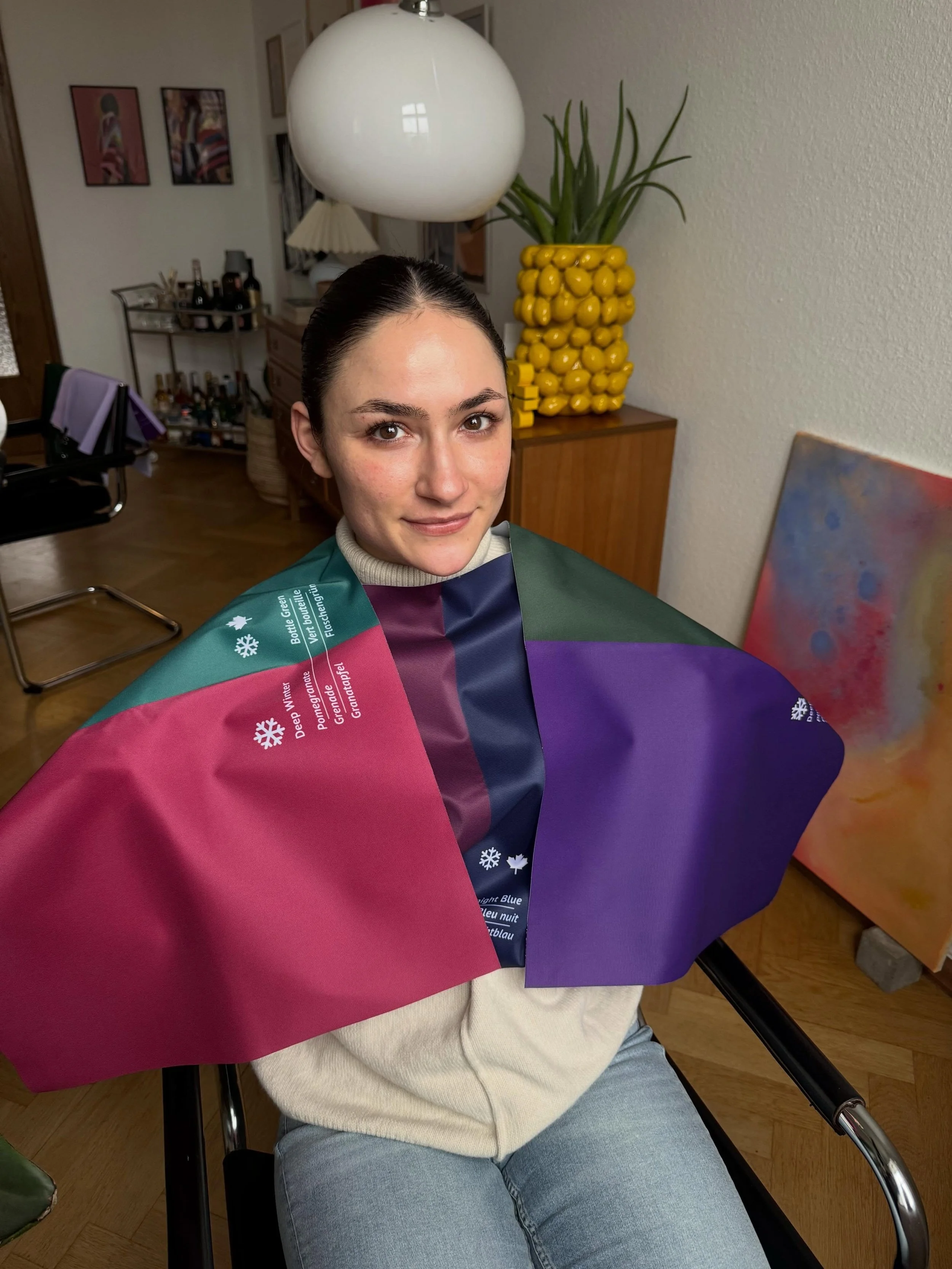 Darya ist ein wunderbares Beispiel f&uuml;r einen Deep Winter. Sie bringt durch ihr dunkles Haar und die klaren Augen einen hohen Kontrast mit. Ihre Haut hat tats&auml;chlich einen k&uuml;hlen Unterton, den zu erkennen f&auml;llt den meisten sehr sch