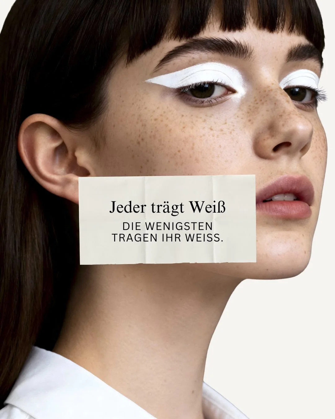 Wei&szlig; ist eigentlich eine Winterfarbe.
Denn reines, strahlendes Wei&szlig; braucht genau das, was Wintertypen von Natur aus mitbringen: Klarheit, Kontrast und Tiefe. An ihnen wirkt es wie eine zweite Haut.
Aber komplett auf Wei&szlig; verzichten