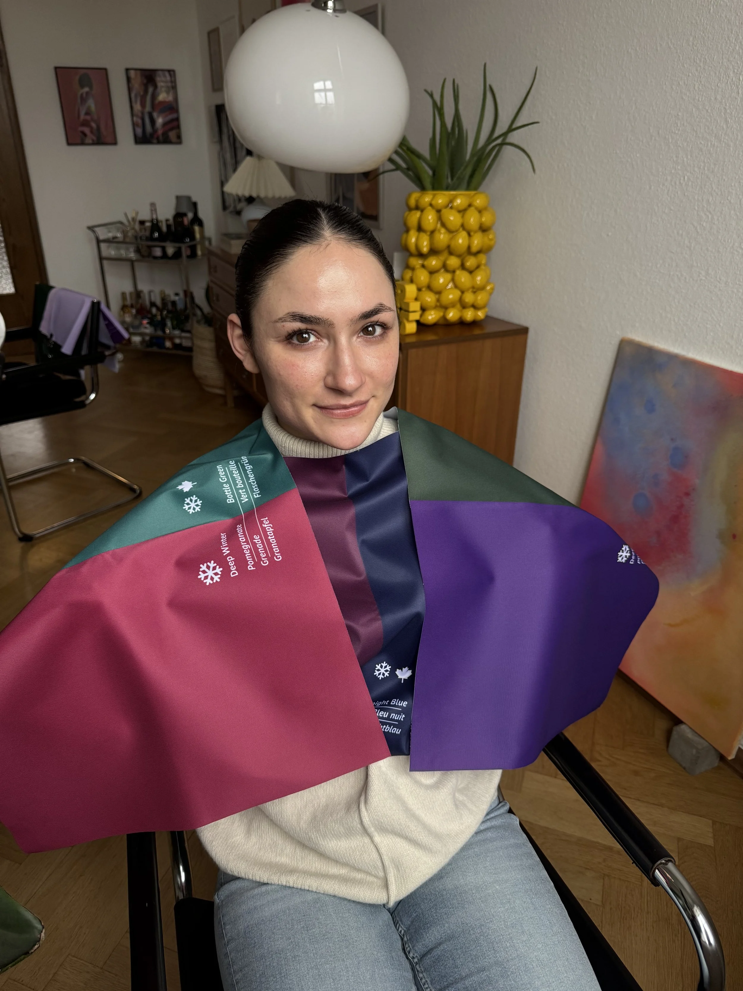 Zufriedene Kundin nach der Farbberatung, hier zum Beispiel Farbtyp Dark Winter