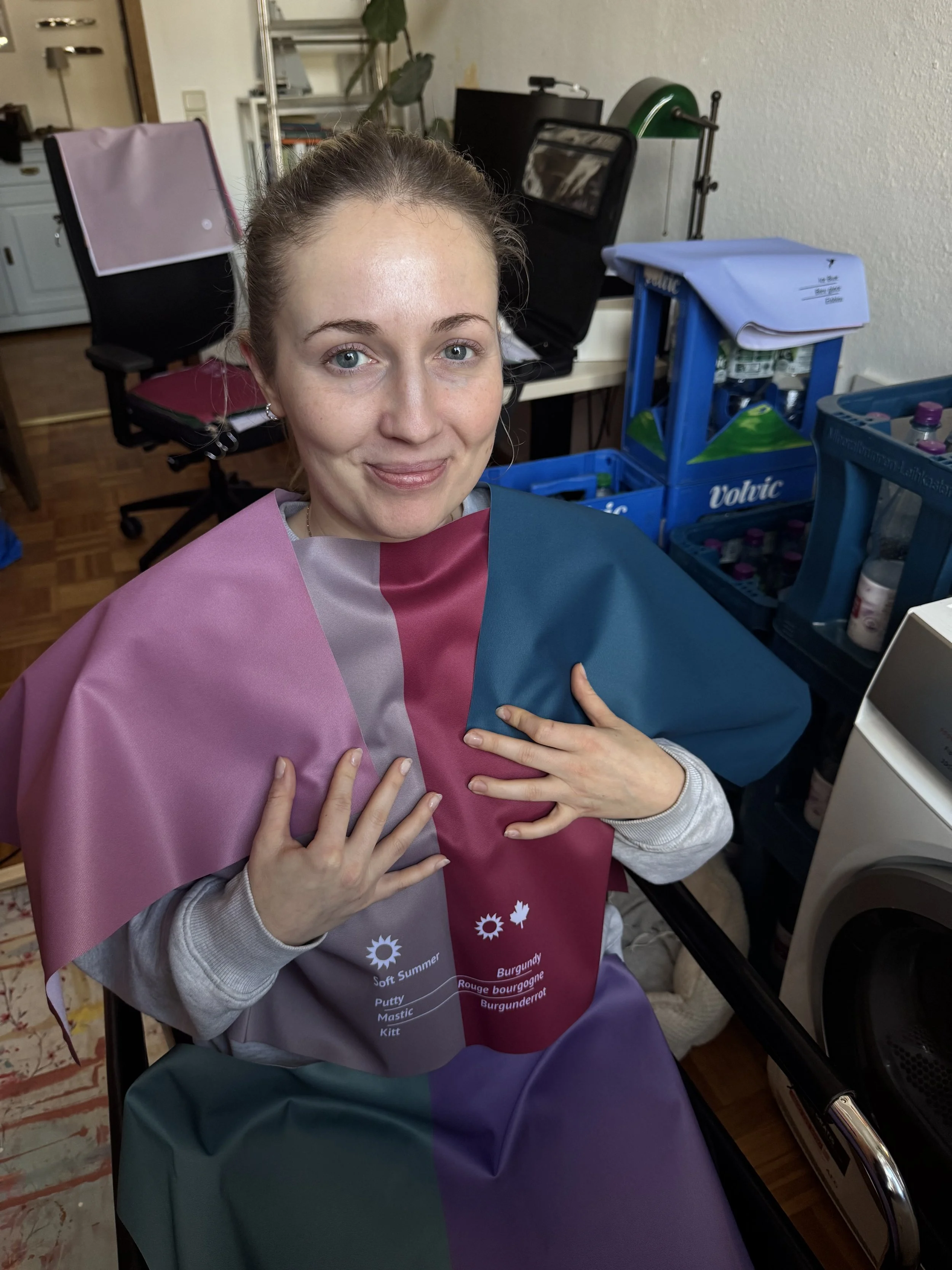 Zufriedene Kundin nach der Farbberatung, hier zum Beispiel Farbtyp Soft Summer