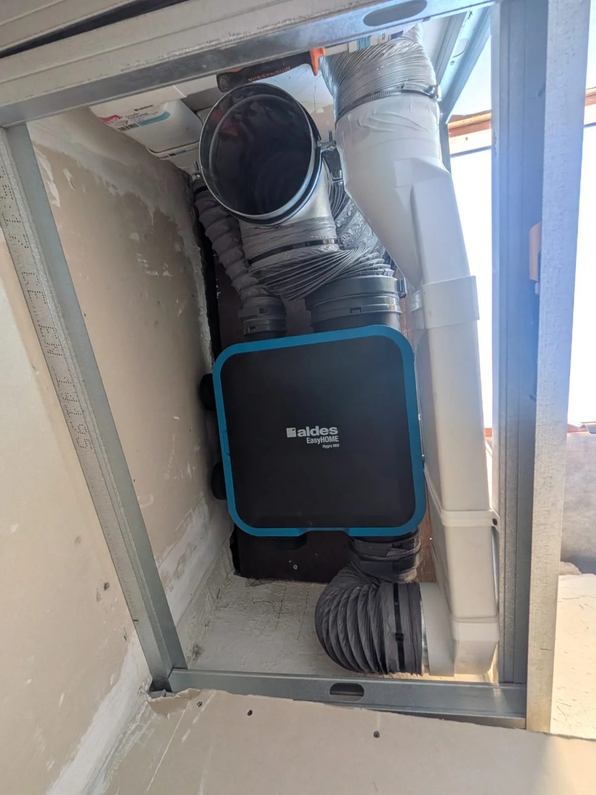 Caisson de VMC Aldes installé avec ses gaines de ventilation