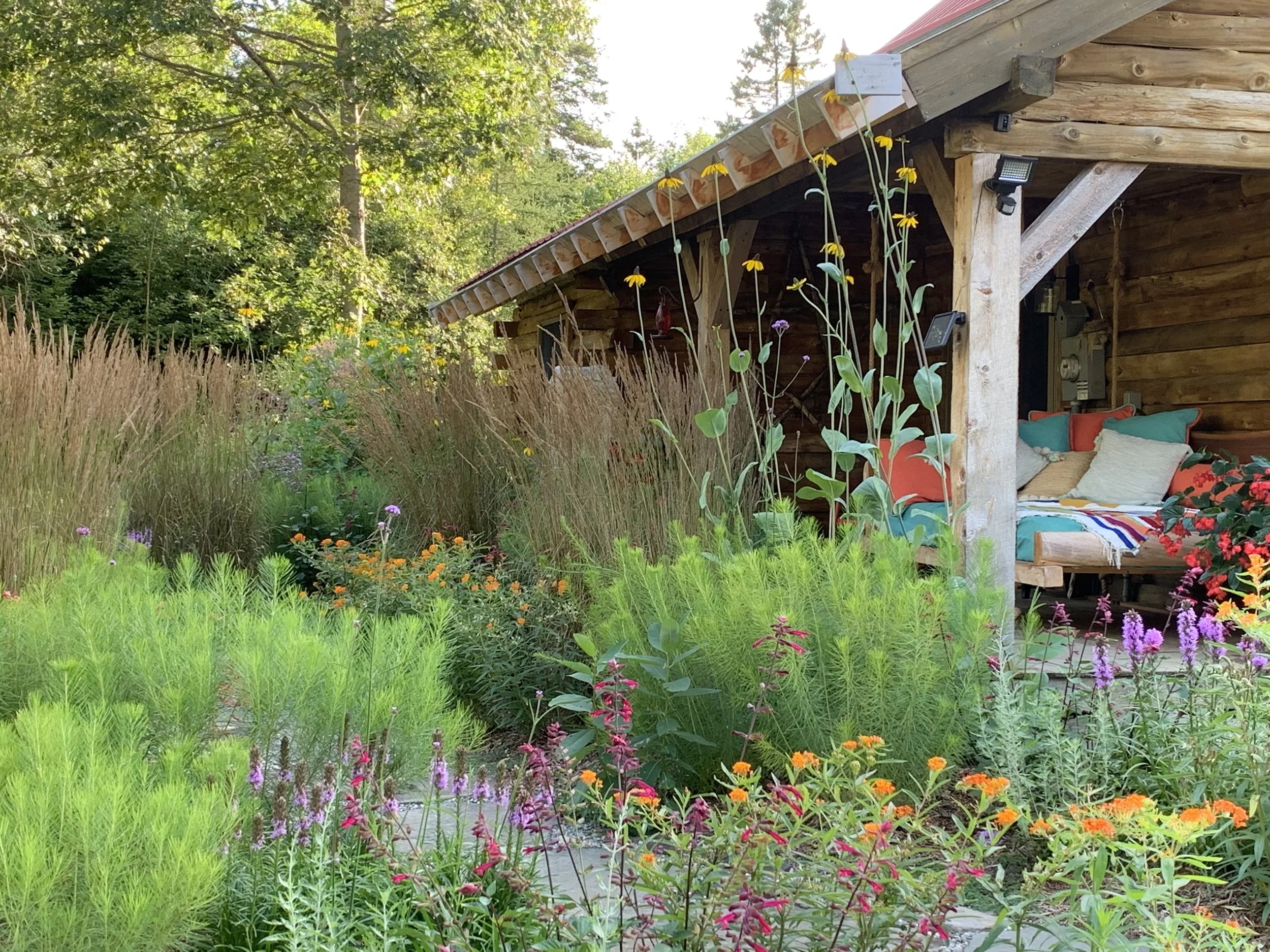 A first impression shaped by gardens, light, and the height of summer.