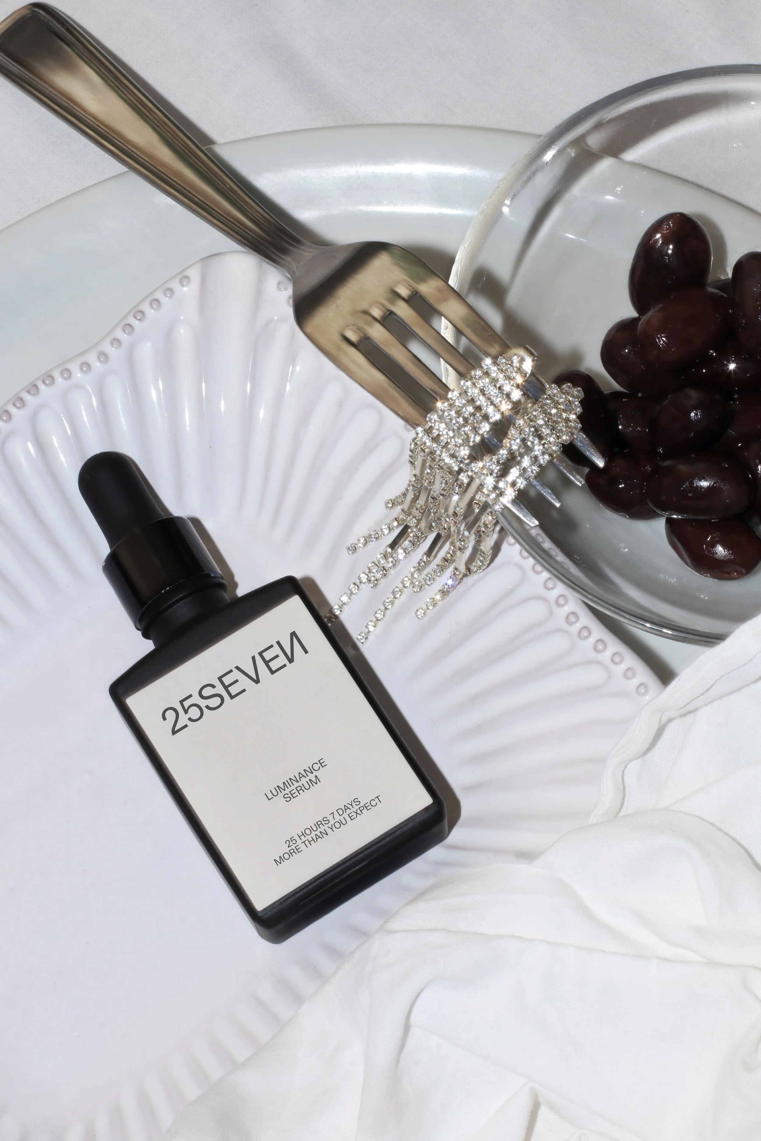 Skincare product photography for 25 Seven – creative concept and professional beauty shoot by Munich social media agency