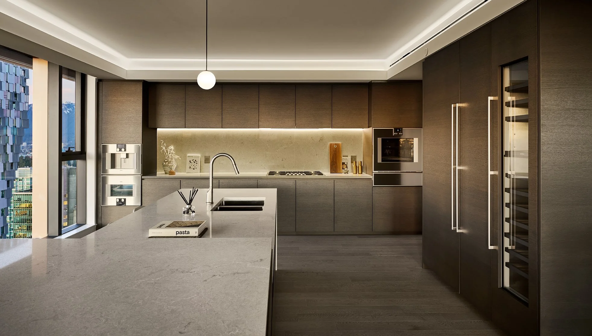 20250115_LM_PHSuite3101-0579_less red copy 2.jpg