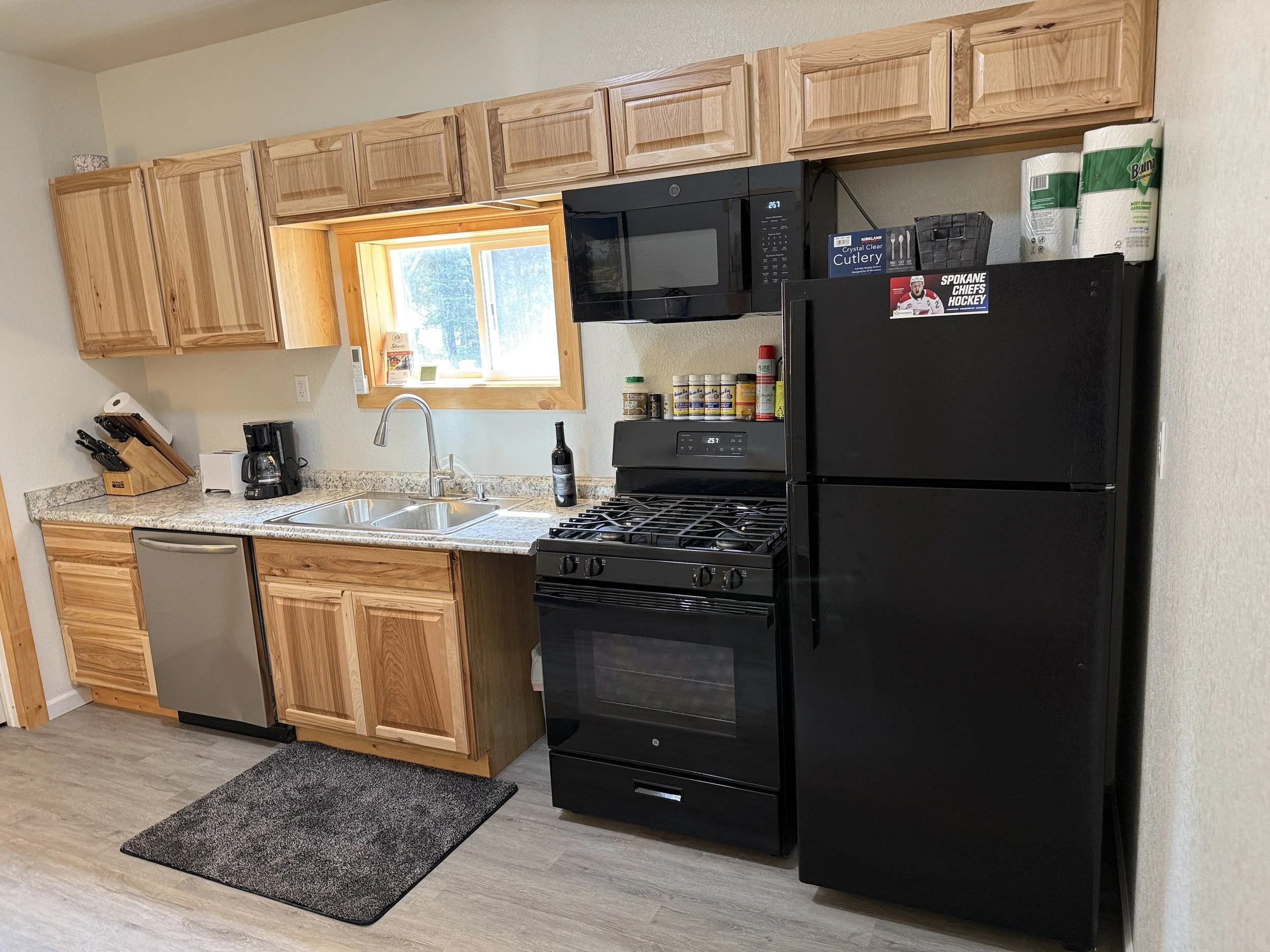 shop apt kitchen.JPG