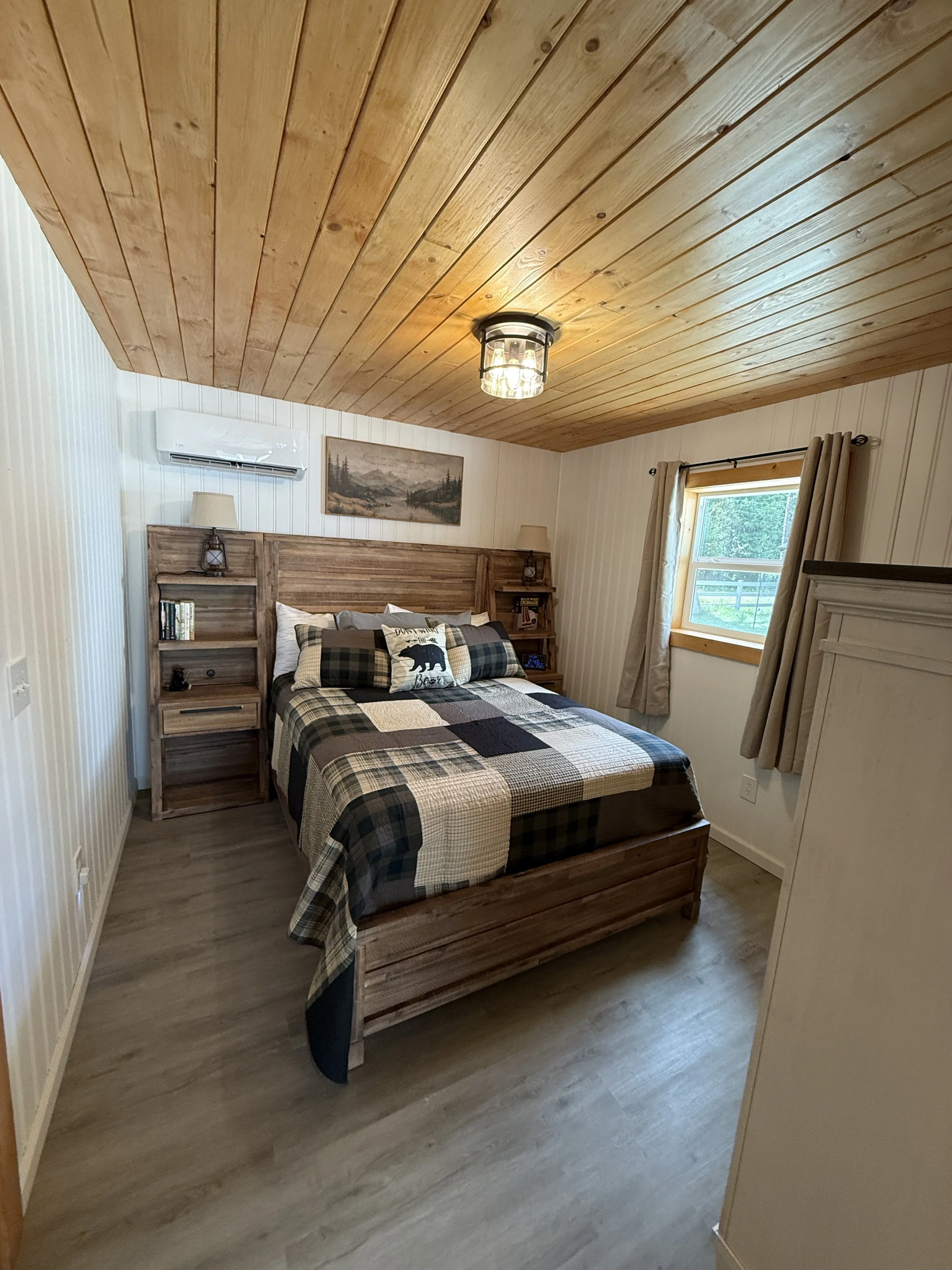 shop apt queen bedroom.JPG
