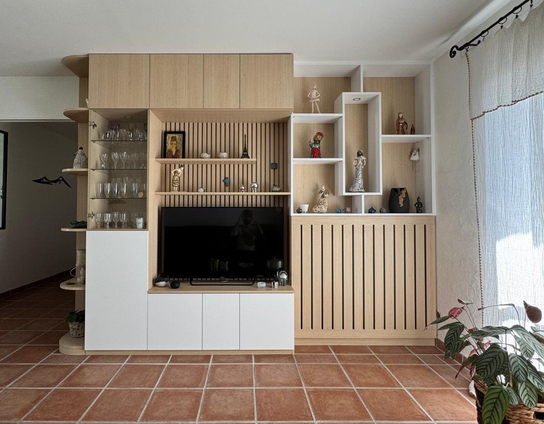 Meuble TV sur-mesure bois clair et blanc avec vitrine, niches et cache-radiateur - Maisons-Alfort.