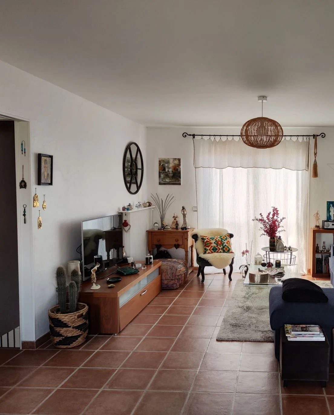 Avant rénovation : salon avec ancien meuble TV bois foncé - Maisons-Alfort.