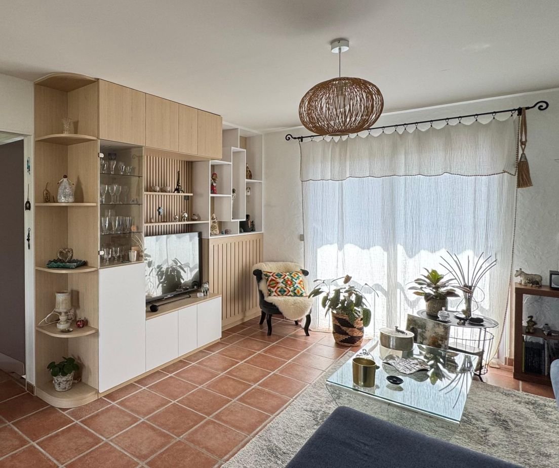 Agencement d'un salon lumineux avec meuble en bois sur mesure à Maisons-Alfort