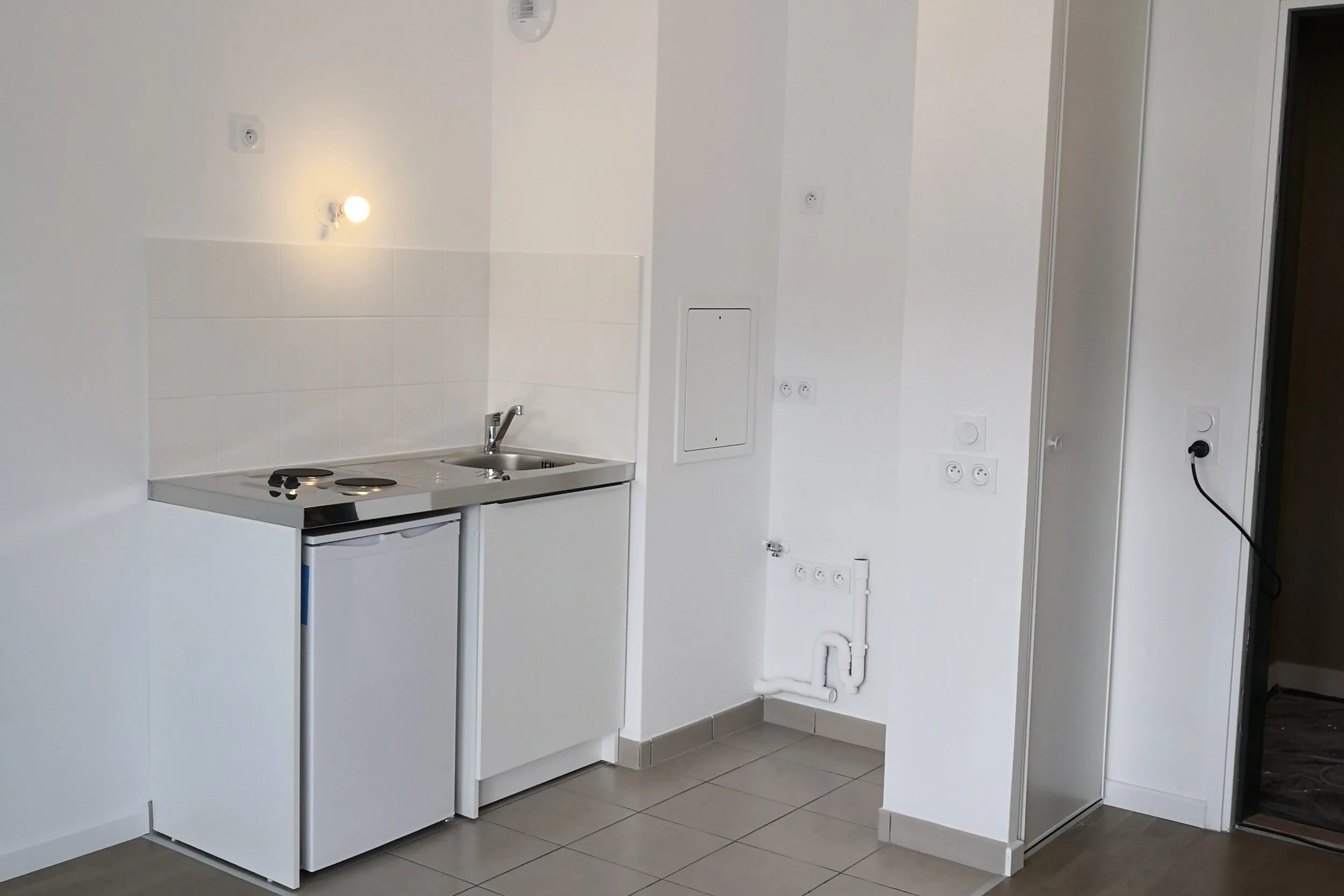 Photo avant travaux de la petite kitchenette à Alfortville pour un projet d'aménagement et relooking d'intérieur.