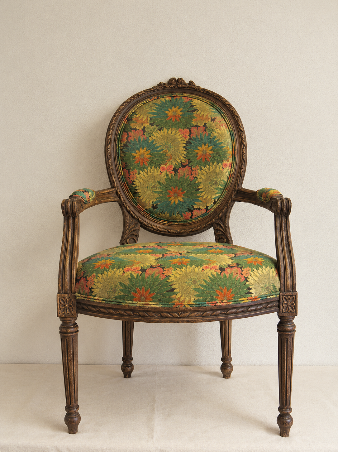 Fauteuil ancien fleuri sur fond crème.png