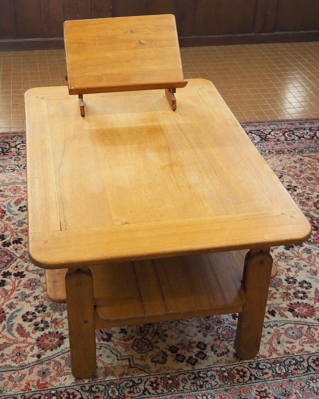 Table rustique sur tapis persan.png